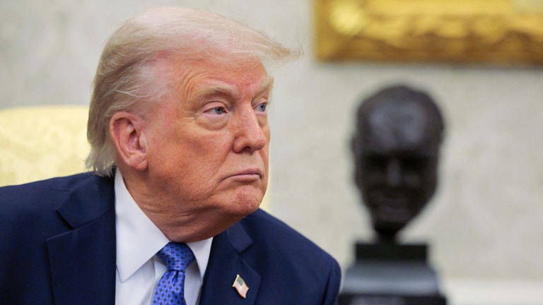 Tổng thống Mỹ Donald Trump đưa ra tuyên bố sau cuộc điện đàm với Tổng thống Nga Vladimir Putin. Ảnh: Getty.