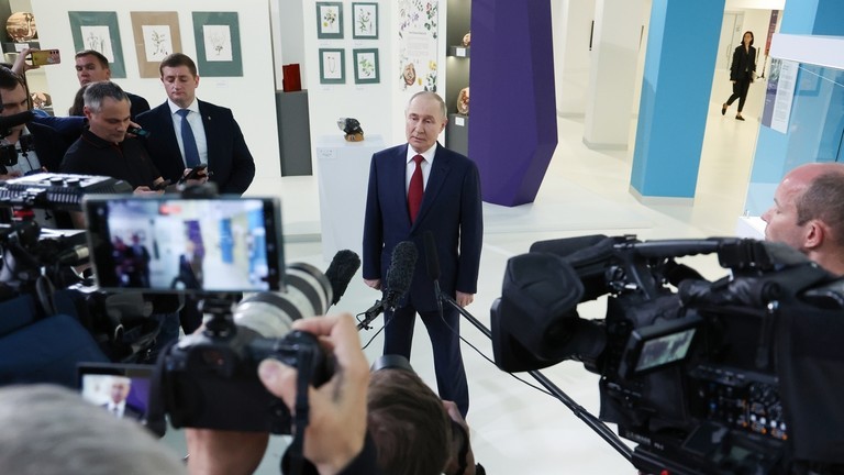 Tổng thống Nga Vladimir Putin phát biểu với các phóng viên tại Trung tâm Giáo dục Sirius sau cuộc điện đàm với Tổng thống Mỹ Donald Trump. Ảnh: Sputnik.