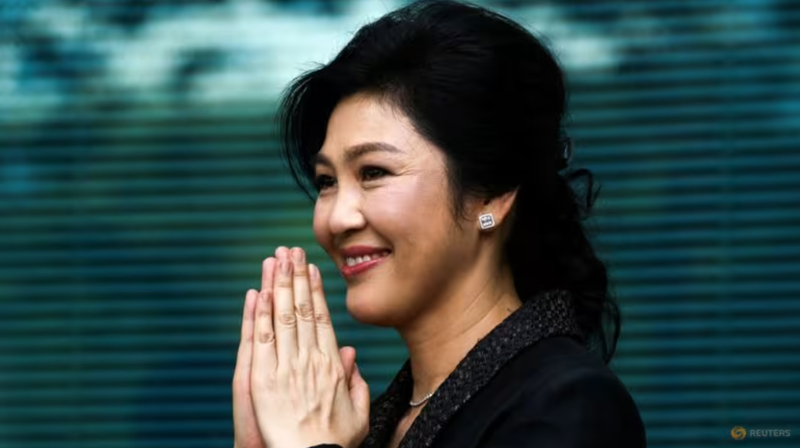 Cựu Thủ tướng Thái Lan Yingluck Shinawatra chào đón những người ủng hộ khi bà đến Tòa án Tối cao ở Bangkok, Thái Lan, vào ngày 1/8/2017. Ảnh: Reuters.