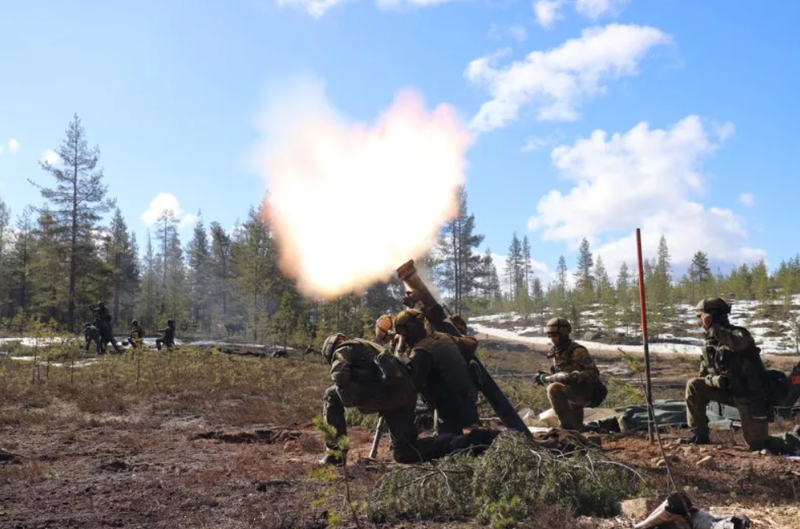 Binh lính tham gia cuộc tập trận chung giữa lực lượng vũ trang Anh, Phần Lan và Thụy Điển ở miền Bắc Phần Lan vào tháng 5. Ảnh: Newsweek.