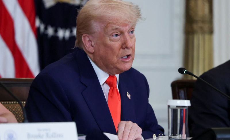 Tổng thống Mỹ Donald Trump khiến thị trường thế giới chao đảo sau khi dọa áp thuế EU và Apple. Ảnh: Reuters.