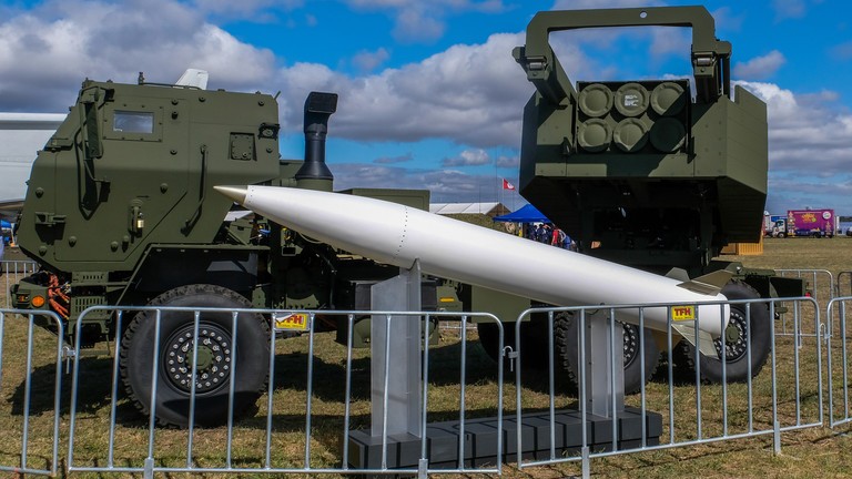 Hệ thống tên lửa pháo binh cơ động cao (HIMARS) do Mỹ sản xuất được trưng bày trong một triển lãm quốc phòng. Ảnh: RT.