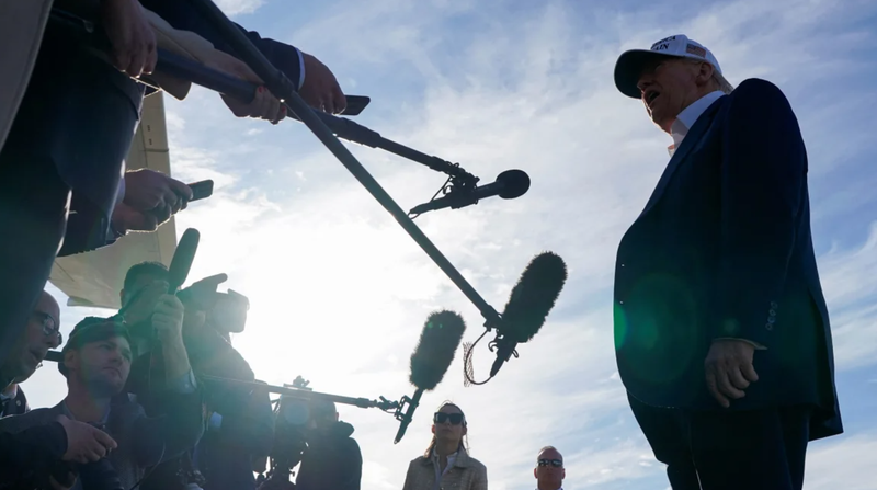 Tổng thống Donald Trump phát biểu với giới truyền thông trước khi lên chuyên cơ Không lực Một để khởi hành đến Washington, DC, ngày 25/5. Ảnh: Reuters.