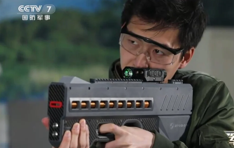 Trung Quốc đã công bố một khẩu súng điện từ mới mạnh mẽ được cho là chạy bằng pin lithium. Ảnh: CCTV.