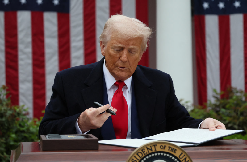 Tổng thống Mỹ Donald Trump ký lệnh hành pháp về thuế quan tại Vườn Hồng thuộc Nhà Trắng ngày 2/4. Ảnh: Reuters.