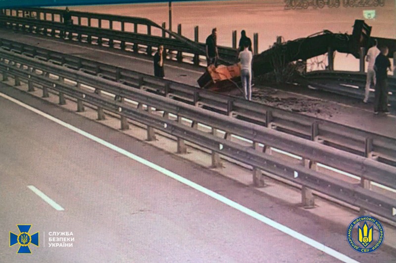 Cau Crimea bi danh bom 5.jpg