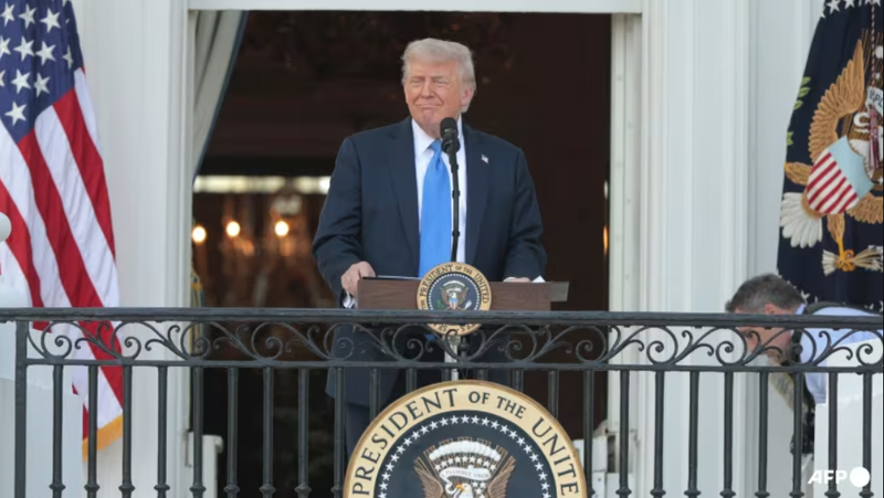 Tổng thống Mỹ Donald Trump phát biểu với khách mời từ Ban công Truman của Nhà Trắng trong một sự kiện tại Bãi cỏ phía Nam vào ngày 4/6. Ảnh: AFP.