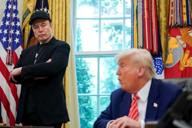 Tổng thống Mỹ Donald Trump (phải) và Elon Musk tham dự một cuộc họp báo tại Phòng Bầu dục vào tháng 5. Ảnh: Reuters.