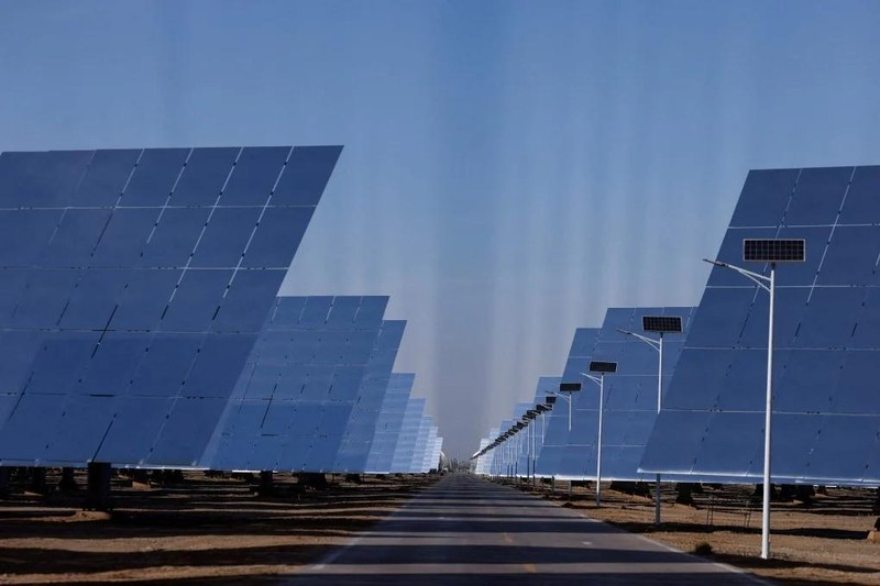 Dự án phát điện nhiệt mặt trời 100MW ở Đôn Hoàng, tỉnh Cam Túc, Trung Quốc. Ảnh: Reuters.