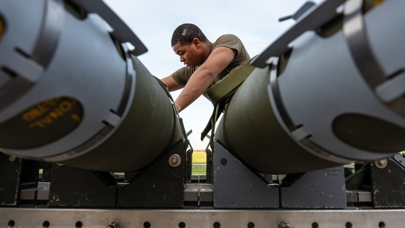 Một phi công đang chuẩn bị bom GBU-38 để lắp vào máy bay ném bom tàng hình B-2 Spirit. Ảnh: Không quân Mỹ.