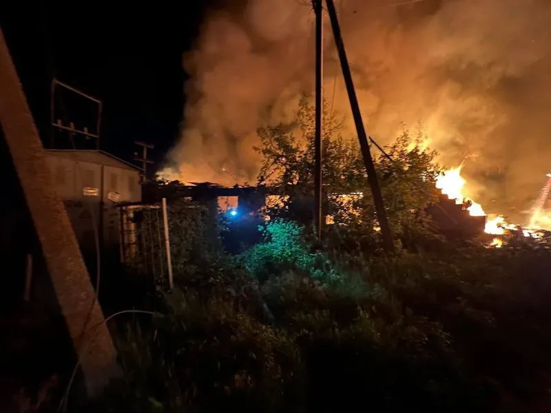 Hình ảnh được truyền thông Ukraine công bố cho thấy ngọn lửa bốc lên từ các tòa nhà sau cuộc tấn công đêm của Nga tại Kharkov, Ukraine vào ngày 9/6. Ảnh: Kyiv Post.