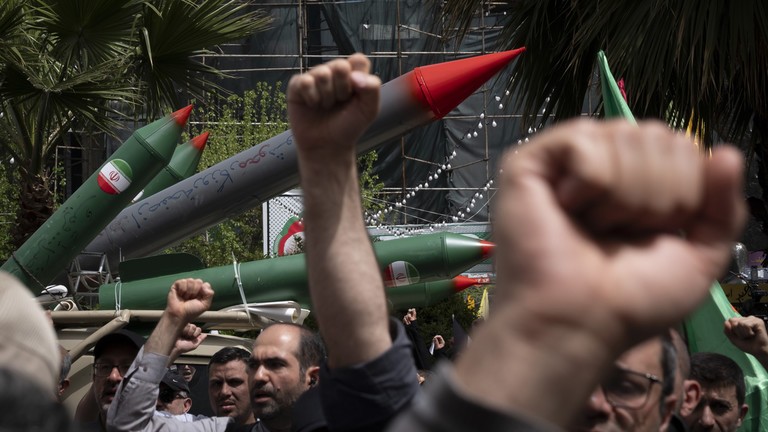 Tên lửa giả được trưng bày trong một cuộc biểu tình ở trung tâm thành phố Tehran, Iran, vào ngày 9/4. Ảnh: Getty.