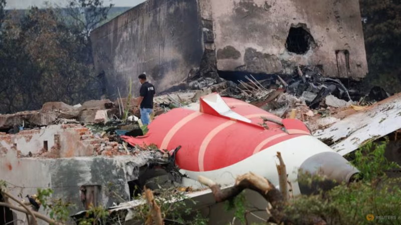 Một nhân viên cứu hỏa đứng cạnh chiếc máy bay Boeing 787-8 Dreamliner của Air India bị rơi tại Ahmedabad, Ấn Độ vào ngày 13/6. Ảnh: Reuters.