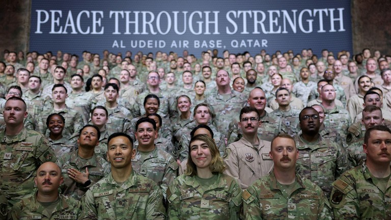 Quân nhân Mỹ tham dự cuộc họp với Tổng thống Donald Trump tại Căn cứ Không quân Al Udeid ở Doha, Qatar. Ảnh: Getty.