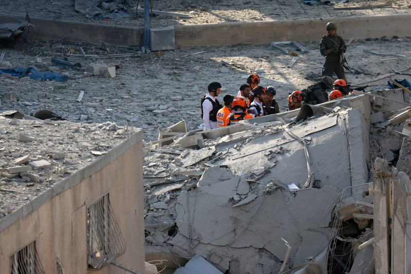 Lực lượng cứu hộ Israel tìm kiếm trong đống đổ nát tại địa điểm xảy ra vụ tấn công bằng tên lửa của Iran ở Bnei Brak, phía đông Tel Aviv, vào ngày 16/6. Ảnh: AFP.