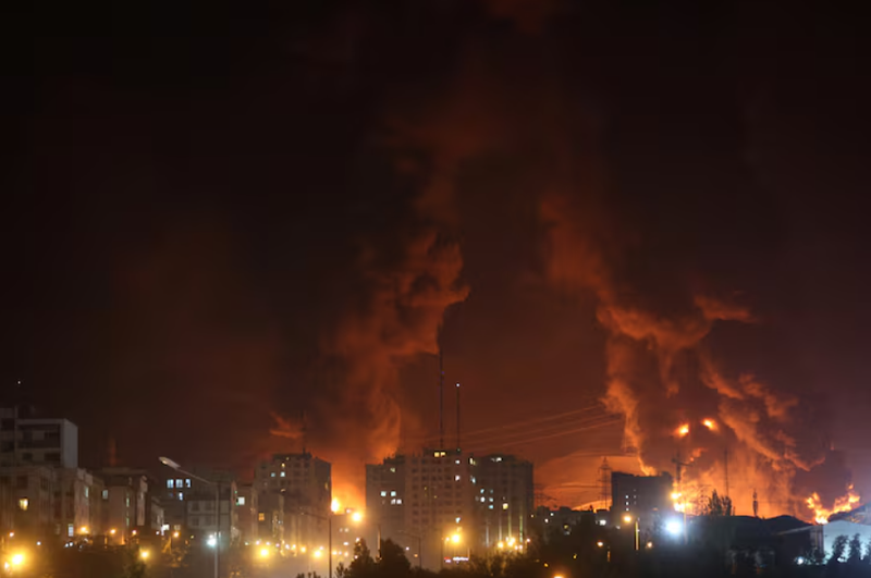 Đám cháy do đòn tấn công của Israel nhằm vào kho dầu Sharan, Tehran, ngày 15/6. Ảnh: Reuters.