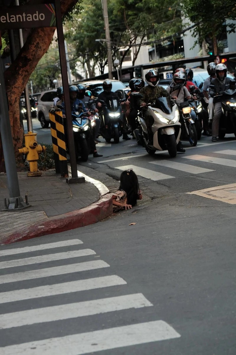 Người chui cống giữa trung tâm tài chính Sự thật gây sốc về người vô gia cư ở Philippines.jpg