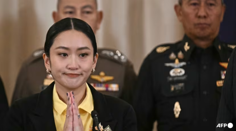 Thủ tướng Thái Lan Paetongtarn Shinawatra tại một cuộc họp báo bên cạnh Tư lệnh Lực lượng vũ trang Pana Klaewplodthuk (phải) tại Tòa nhà Chính phủ ở Bangkok vào ngày 19/6. Ảnh: AFP.