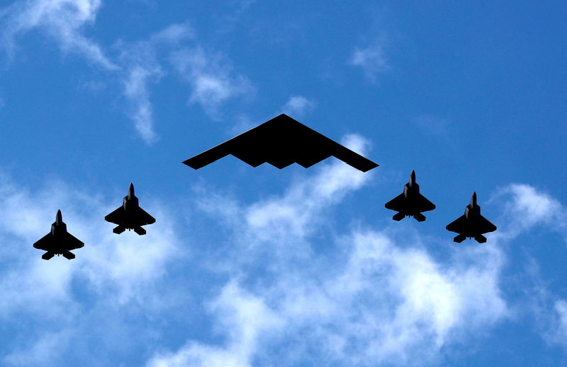 Máy bay ném bom tàng hình B-2 Spirit của Không quân Mỹ được hộ tống bởi 4 máy bay chiến đấu F-35 trong một chuyến bay ngang qua Sông Hudson ngày 4/7/202. Ảnh: Reuters.