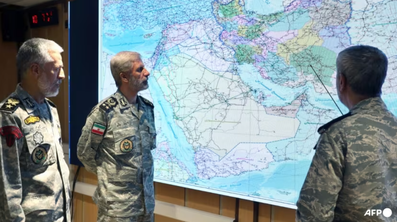 Bức ảnh do văn phòng truyền thông Quân đội Iran cung cấp vào ngày 23/6 cho thấy tân tổng tư lệnh quân đội Amir Hatami (ở giữa) trong một cuộc họp tại Phòng chỉ huy chiến tranh của Quân đội Iran. Ảnh: AFP.