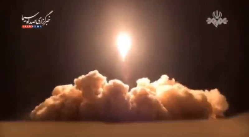 Cảnh quay được trích từ video của Press TV, một tổ chức truyền thông nhà nước Iran thuộc sở hữu của Đài Phát thanh Cộng hòa Hồi giáo Iran (IRIB), cho thấy cảnh tên lửa được phóng đi nhằm vào một căn cứ không quân do Mỹ điều hành ở Qatar. Ảnh: PressTV.