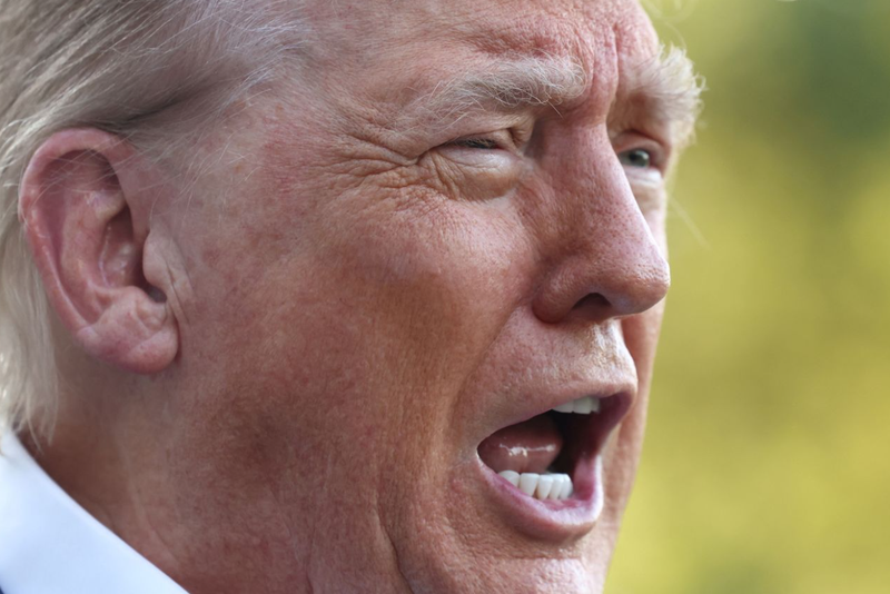 Tổng thống Mỹ Donald Trump phát biểu với giới truyền thông trước khi lên trực thăng Marine One trong hôm 24/6. Ảnh: Reuters.