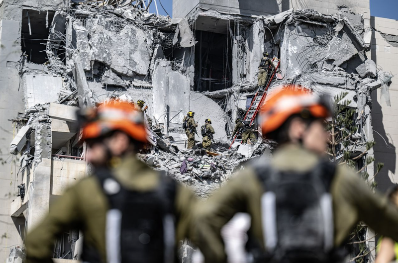 Các nỗ lực tìm kiếm và cứu hộ vẫn tiếp tục diễn ra tại tòa nhà bảy tầng ở Israel bị tên lửa đạn đạo Iran đáp trúng ngay trước khi lệnh ngừng bắn được công bố vào thứ Ba, ngày 24/6. Ảnh: Getty.