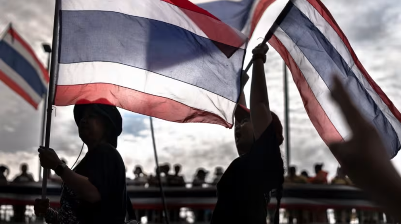 Những người biểu tình yêu cầu bãi nhiệm Thủ tướng Thái Lan Paetongtarn Shinawatra tại Tượng đài Chiến thắng ở Bangkok vào ngày 28/6. Ảnh: AFP.