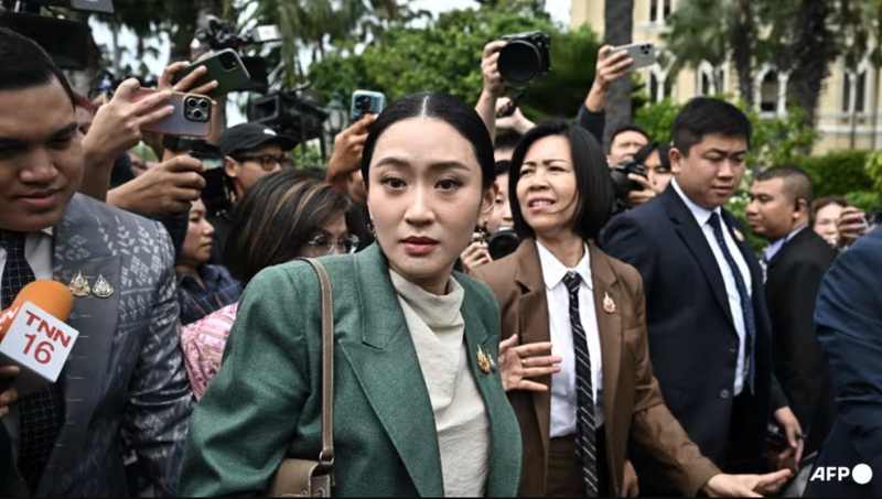 Thủ tướng Thái Lan Paetongtarn Shinawatra đi qua Tòa nhà Chính phủ sau cuộc họp nội các tại Bangkok vào ngày 1/7. Ảnh: AFP.