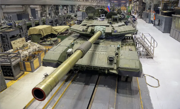 Hoạt động sản xuất xe tăng T-90 tại nhà máy Uralvagonzavod. Ảnh: MW.