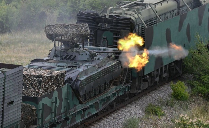 Xe chiến đấu bộ binh BMP-2 khai hỏa từ tàu Yenisey. Ảnh: MW.