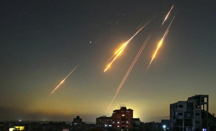 Tên lửa đạn đạo của Iran bay trên bầu trời Israel. Ảnh: MW.