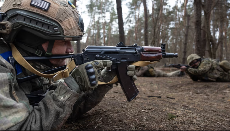 Một người lính Ukraine mới được tuyển dụng thuộc Lữ đoàn cơ giới độc lập số 33 đang thực hành bắn và nạp đạn cho súng của mình trong quá trình huấn luyện quân sự tại Dnipropetrovsk, Ukraine vào ngày 1/3. Ảnh: Getty.