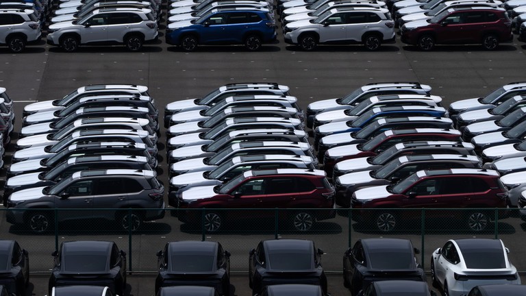 Xe thể thao đa dụng Subaru và xe điện Tesla đang chờ vận chuyển đang đỗ tại một cảng vào ngày 7/1 tại Yokohama, Nhật Bản. Ảnh: Getty.