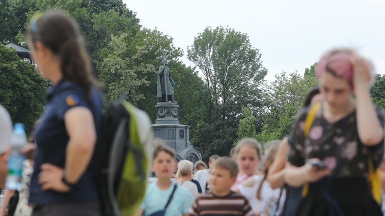 Nhiều người Ukraine cho rằng đất nước họ có thể bị tàn phá và chứng kiến tình trạng di cư vào năm 2035. Ảnh: Zuma.