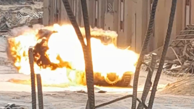 Xe tăng Merkava của Israel bị phá hủy trong cuộc phục kích của Hamas. Ảnh: MW.