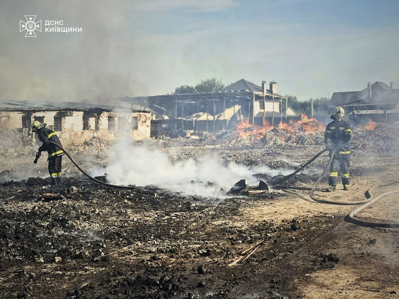 Lính cứu hỏa tại hiện trường vụ không kích của Nga ở khu vực Kiev, Ukraine hôm 9/7, trong một bức ảnh do Cơ quan khẩn cấp Ukraine cung cấp. Ảnh: WSJ.