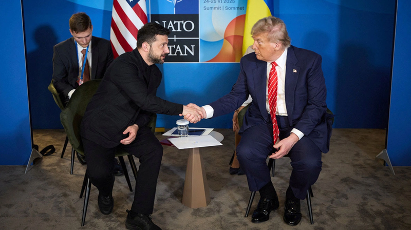 Tổng thống Mỹ Donald Trump và Tổng thống Ukraine Volodymyr Zelensky tham dự cuộc họp bên lề hội nghị thượng đỉnh NATO tại The Hague. Ảnh: Reuters.