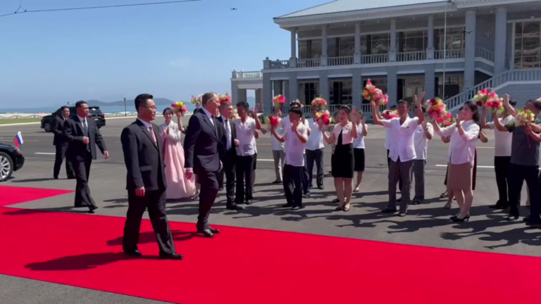 Bộ trưởng Ngoại giao Nga Sergey Lavrov tại Wonsan, Triều Tiên, vào ngày 12/7. Ảnh: RT.