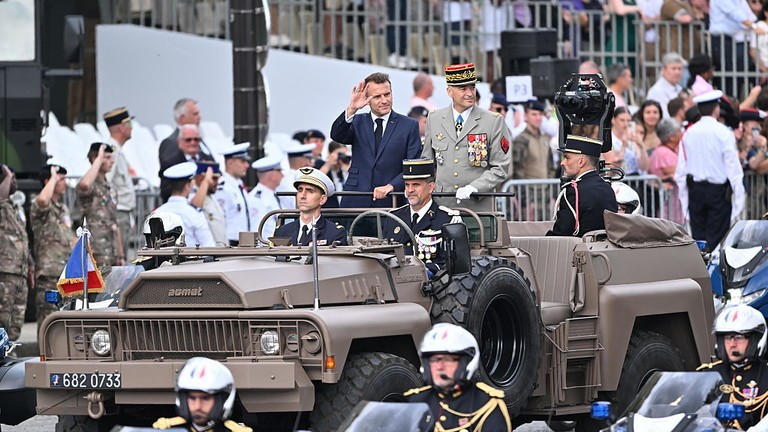 Tổng thống Pháp Emmanuel Macron tham dự lễ duyệt binh kỷ niệm Ngày Bastille thường niên tại Paris, ngày 14/7. Ảnh: Getty.