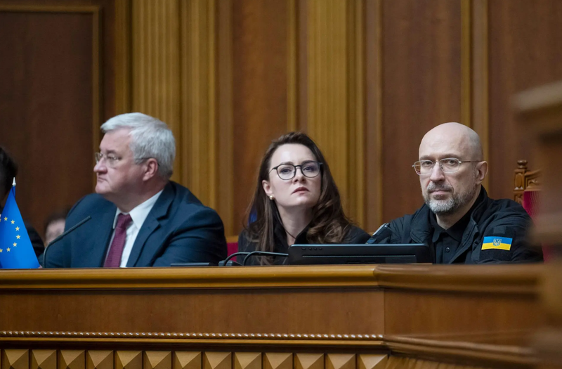 Thủ tướng Denys Shmyhal (phải), Bộ trưởng Kinh tế kiêm Phó Thủ tướng thứ nhất Ukraine Yuliia Svyrydenko (giữa), và Bộ trưởng Ngoại giao Andrii Sybiha (trái) trong phiên họp Quốc hội tại Kiev vào ngày 8/5. Ảnh: AFP.