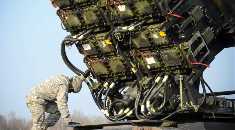 Một binh sĩ Mỹ đang kiểm tra một khẩu đội tên lửa phòng thủ Patriot trong cuộc tập trận chung tại căn cứ quân sự ở Sochaczew, Ba Lan 21/3/2015. Ảnh: Reuters.