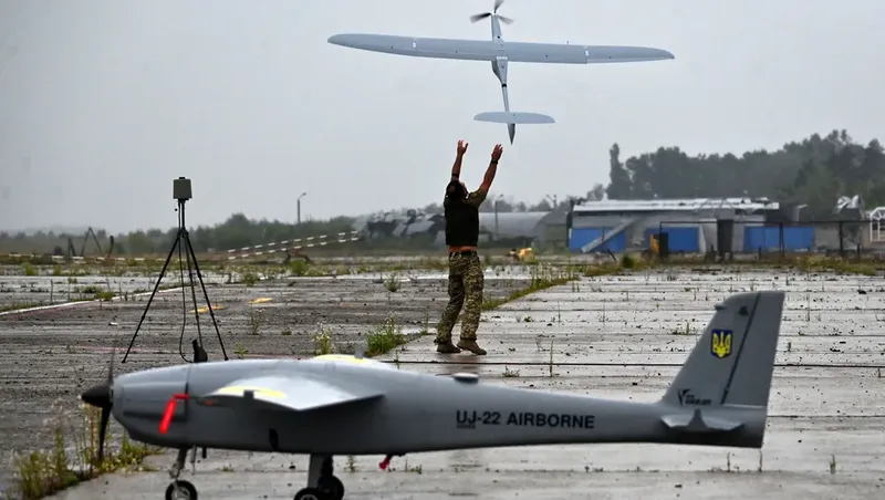 Một binh sĩ Ukraine đang kiểm tra các loại UAV quân sự. Ảnh: AFP.