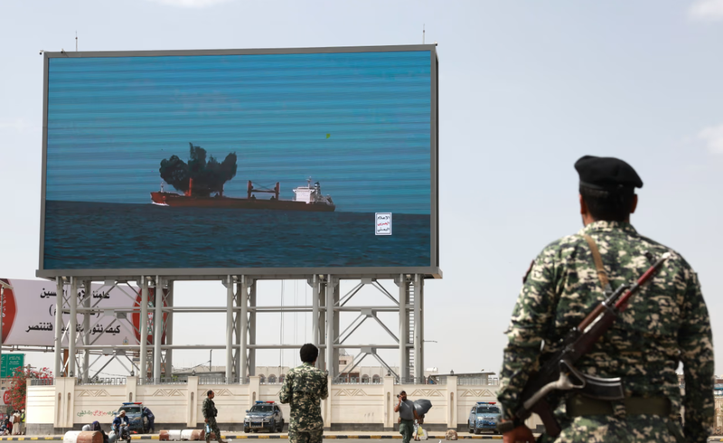 Một biển quảng cáo kỹ thuật số ở Sanaa, Yemen, tuần trước cho thấy cảnh Houthi tấn công một tàu chở hàng ở Biển Đỏ. Ảnh: WSJ.