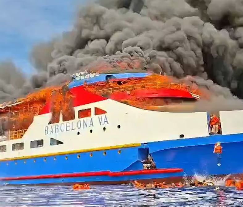 Hàng trăm hành khách trên tàu nhảy xuống biển để thoát thân. Ảnh: The Sun.