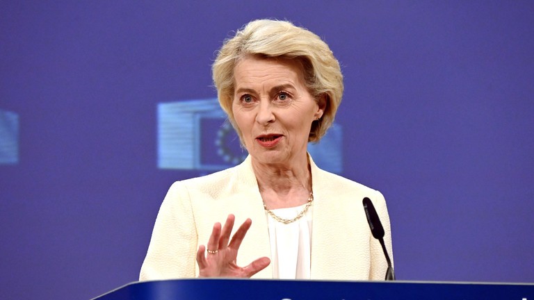 Chủ tịch Ủy ban Châu Âu Ursula von der Leyen phát biểu tại một cuộc họp báo ở Brussels. Ảnh: Getty.