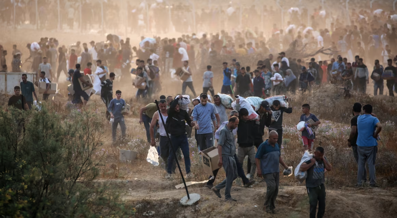 Người dân mang hàng cứu trợ từ Quỹ Nhân đạo Gaza (GHF) vào ngày 8/6. Ảnh: Getty.