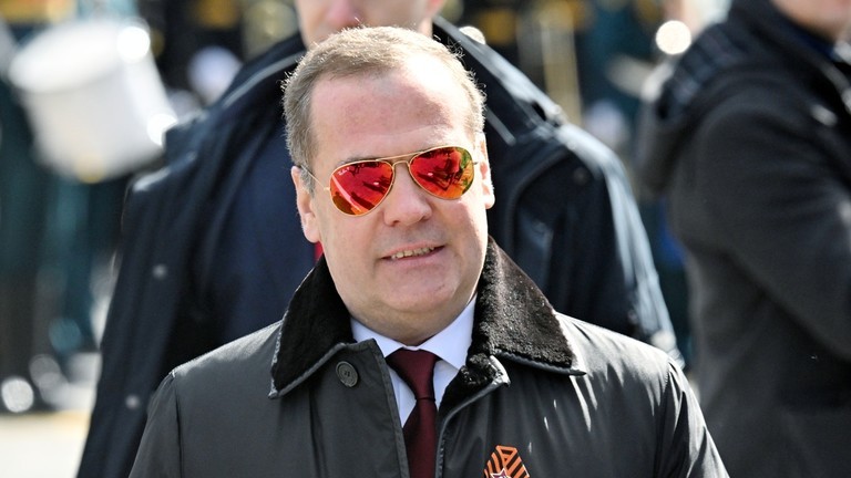 Cựu Tổng thống Nga Dmitry Medvedev tại Moscow, Nga ngày 9/5. Ảnh: Sputnik.