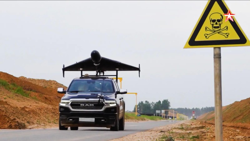 Một chiếc xe bán tải Ram 1500 của Mỹ chở theo UAV tự sát của Nga, được ghi lại trong video do kênh truyền hình Bộ Quốc phòng Nga phát vào ngày 20/7. Ảnh: Kyiv Independent.