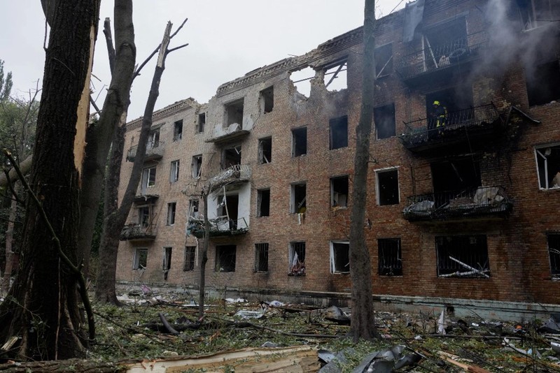 Một lính cứu hỏa đứng trong một tòa nhà bị thiêu rụi sau cuộc tấn công của Nga tại Kiev vào ngày 31/7. Ảnh: AFP.